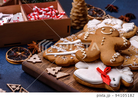 Delicious gingerbread cookies with honey, ginger and cinnamon 94105182