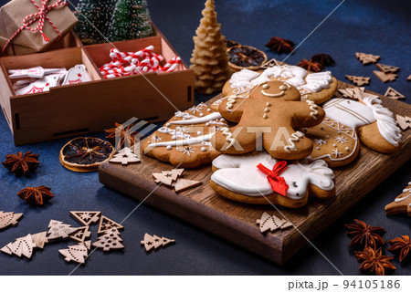 Delicious gingerbread cookies with honey, ginger and cinnamon 94105186