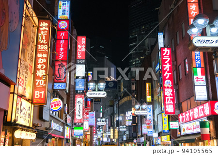 東京都渋谷区 夜の渋谷センター街 94105565