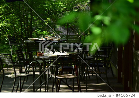 木漏れ日のレストランへようこそ 94105724