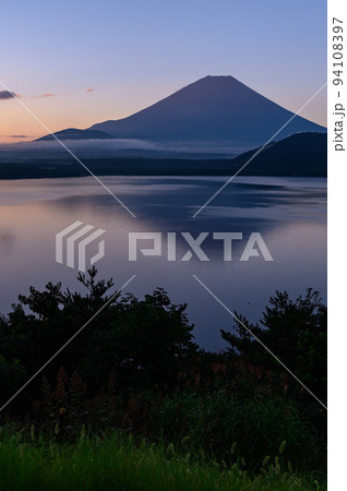 （山梨県）朝焼けの空と逆さ富士・本栖湖からの絶景 94108397