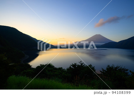 （山梨県）朝焼けの空と逆さ富士・本栖湖からの絶景 94108399