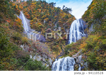 秋田県/ 安の滝の紅葉 94110528