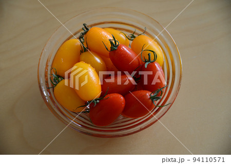 シンプルでフレッシュなトマトサラダ アイコトマト シンプルでフレッシュなトマトサラダ アイコトマト 94110571