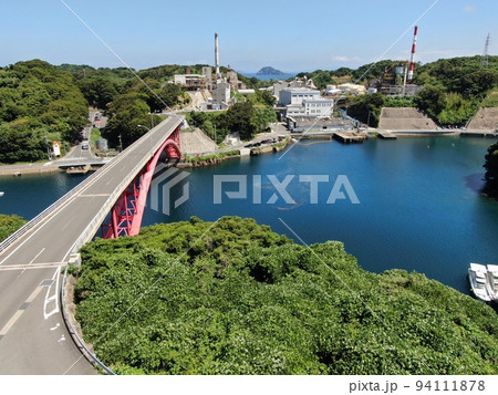 蛎浦島と崎戸島を結ぶ崎戸橋の空撮 蛎浦島と崎戸島を結ぶ崎戸橋の空撮 94111878
