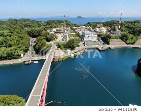 蛎浦島と崎戸島を結ぶ崎戸橋の空撮 94111880