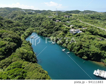 蛎浦島と崎戸島を結ぶ崎戸橋付近の空撮 蛎浦島と崎戸島を結ぶ崎戸橋付近の空撮 94111883