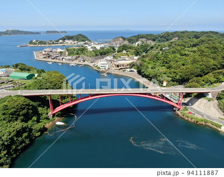 蛎浦島と崎戸島を結ぶ崎戸橋の空撮 蛎浦島と崎戸島を結ぶ崎戸橋の空撮 94111887