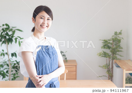 エプロンを着た笑顔の女性 エプロンを着た笑顔の女性 94111967