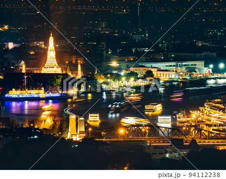 バンコク　ワット・アルンとチャオプラヤー川　夜景 94112238