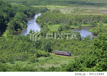釧路湿原を走る車両 94112884