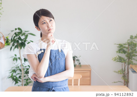 困った表情の女性 94112892
