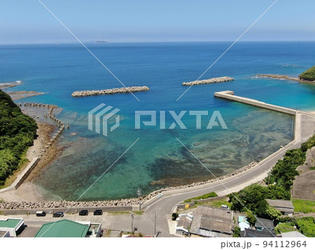 西海市崎戸の無田島の海岸線の空撮 94112964