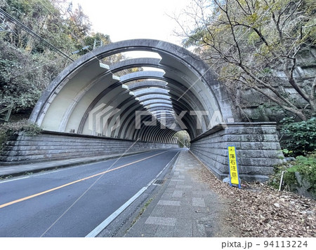 北鎌倉から鎌倉へ向かう途中の巨福呂坂のトンネル 北鎌倉から鎌倉へ向かう途中の巨福呂坂のトンネル 94113224