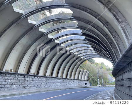 北鎌倉から鎌倉へ向かう途中の巨福呂坂のトンネル 94113226