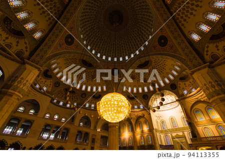トルコ　首都アンカラのコジャテペ・モスクの礼拝堂内の巨大なシャンデリア 94113355