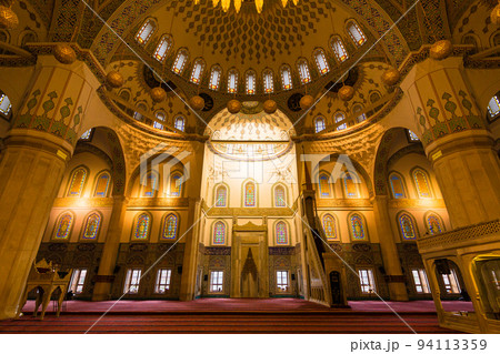トルコ　首都アンカラのコジャテペ・モスクの礼拝堂内のミフラーブと説教壇 94113359