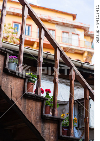 トルコ　首都アンカラの旧市街の民家の階段に飾られた花 94113411