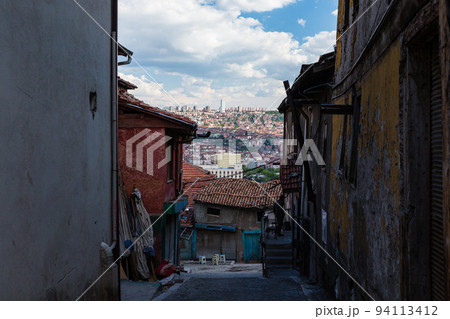 トルコ　首都アンカラの旧市街の路地から望む街並み 94113412