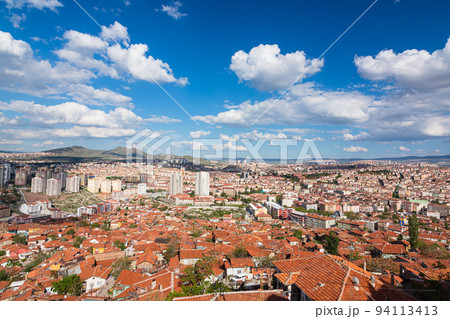 トルコ　首都アンカラの旧市街の丘の上に建つアンカラ城の城壁から望む風景 94113413