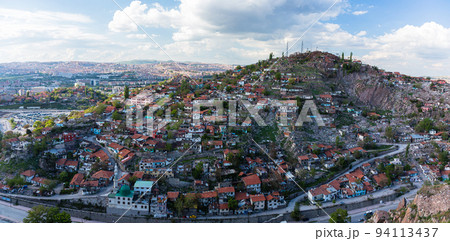トルコ 首都アンカラの旧市街の丘の上に建つアンカラ城の城壁から望む街並み トルコ 首都アンカラの旧市街の丘の上に建つアンカラ城の城壁から望む街並み 94113437