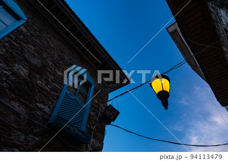 トルコ　マルマリスの夕暮れ時のライトアップされた街並み 94113479