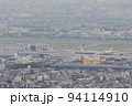 【大気汚染イメージ】黄砂、PM2.5、花粉で視界不良な街並み。 94114910
