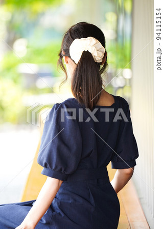 紺色ワンピース女性004 94115154
