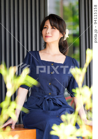 紺色ワンピース女性008 紺色ワンピース女性008 94115158