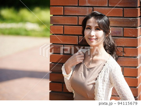 ベージュワンピースの女性006 94115679