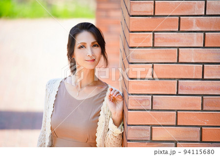 ベージュワンピースの女性007 ベージュワンピースの女性007 94115680