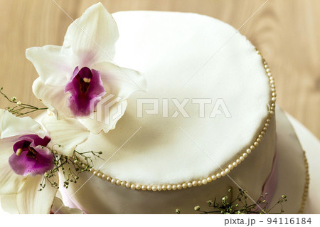 Beautiful wedding cake with flowers, close up of cake with blurred background, selective focus. Beautiful wedding cake with flowers, close up of cake with blurred background, selective focus. 94116184