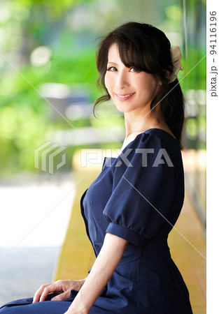 紺色ワンピース女性座り姿 紺色ワンピース女性座り姿 94116196