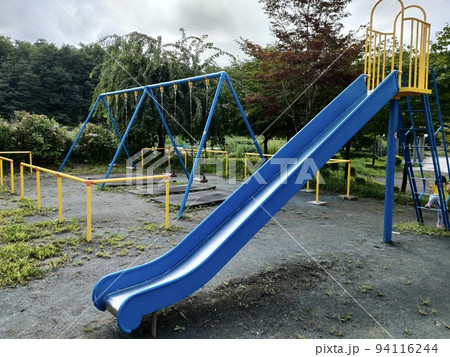 よく遊ばれる公園遊具|すべり台・ブランコ よく遊ばれる公園遊具|すべり台・ブランコ 94116244