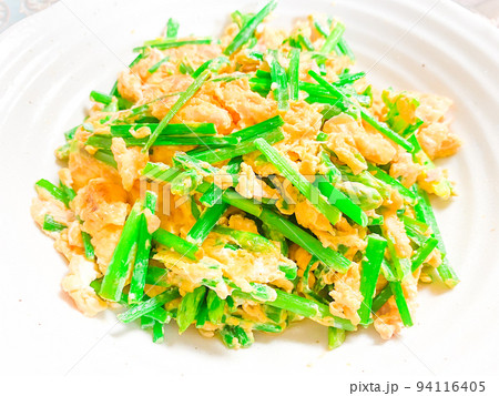 中国家庭料理・韭菜花炒鶏蛋（花ニラの卵炒め） 94116405