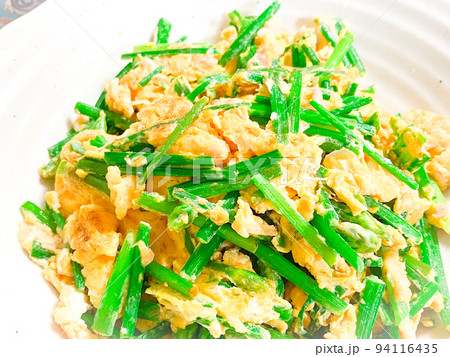 中国家庭料理・韭菜花炒鶏蛋(花ニラの卵炒め) 中国家庭料理・韭菜花炒鶏蛋(花ニラの卵炒め) 94116435