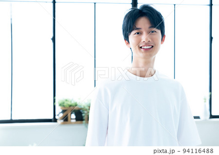 笑顔の男性 94116488