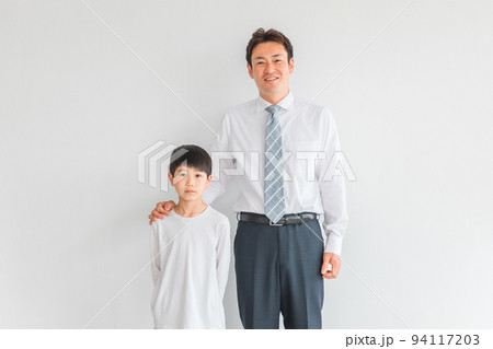小学生の男の子とスーツ姿の男性(家庭教師・父親) 小学生の男の子とスーツ姿の男性(家庭教師・父親) 94117203