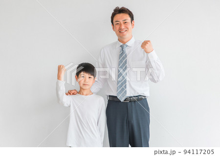 小学生の男の子とスーツ姿の男性(家庭教師・父親・ガッツポーズ) 小学生の男の子とスーツ姿の男性(家庭教師・父親・ガッツポーズ) 94117205