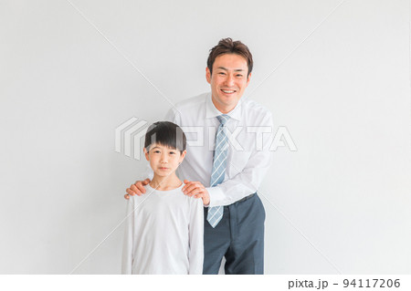 小学生の男の子とスーツ姿の男性（家庭教師・父親） 94117206