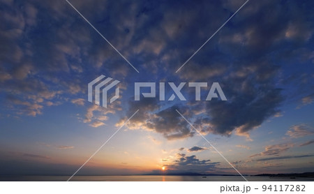 夕陽を覆う雲で光芒が現れた夏の海岸夕景・超広角・空主体・220821pm 夕陽を覆う雲で光芒が現れた夏の海岸夕景・超広角・空主体・220821pm 94117282