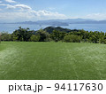 緑が映える芝生から眺める鳴門海峡の海と青空と島 94117630