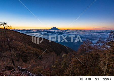 （山梨県）星空の下、大雲海に浮かぶ富士山 94119903