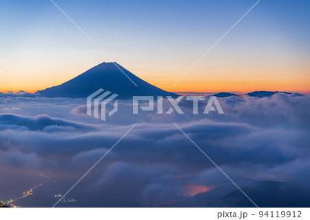 （山梨県）星空の下、大雲海に浮かぶ富士山 94119912