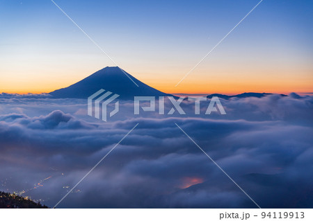 （山梨県）星空の下、大雲海に浮かぶ富士山 94119913