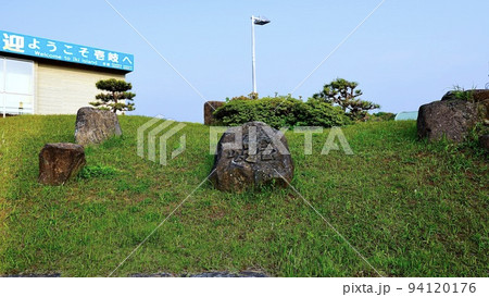 長崎県壱岐市の郷ノ浦港にある「壱岐」と書かれた岩 94120176