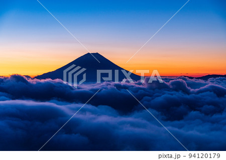 （山梨県）夜明け前、大雲海に浮かぶ富士山 94120179