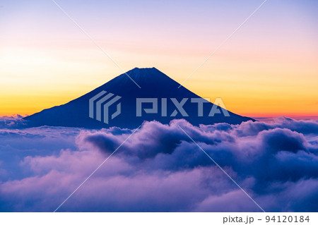 （山梨県）夜明け前、大雲海に浮かぶ富士山 94120184