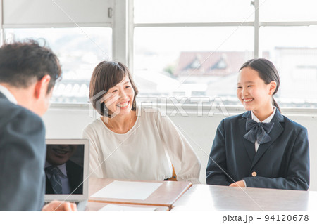 爆笑で三者面談を受ける親子と先生(中学生・高校生) 爆笑で三者面談を受ける親子と先生(中学生・高校生) 94120678