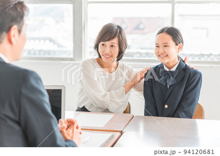 笑顔で三者面談を受ける親子と先生(期待・中学生・高校生) 笑顔で三者面談を受ける親子と先生(期待・中学生・高校生) 94120681